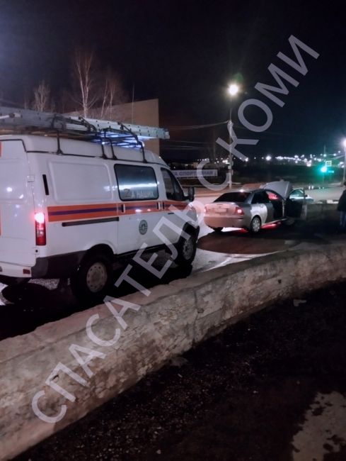 В Ухте пожилой водитель автомашины Форд врезался в бетонное ограждение